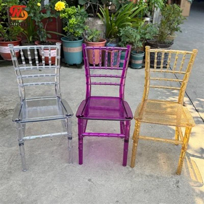 Chaises d'empilement en acrylique