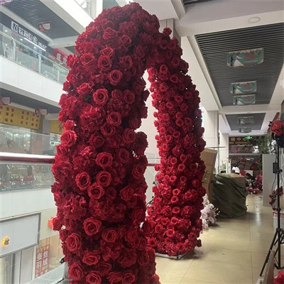 Mariage sous l'arche de la rose rouge